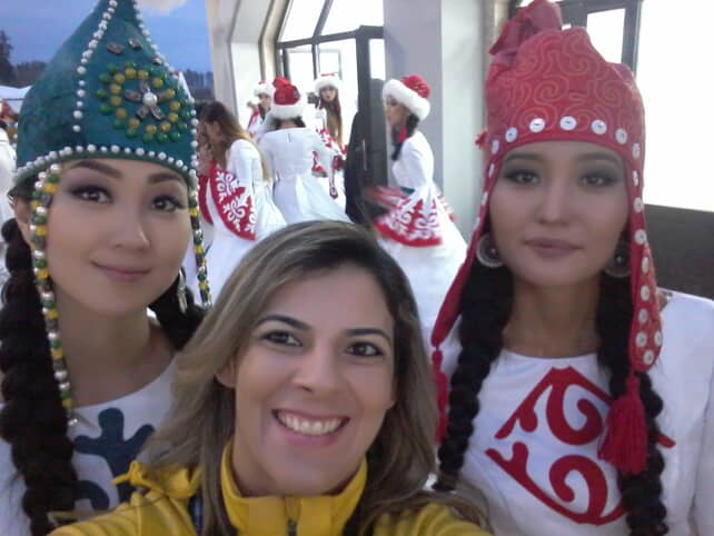 Keila ao lado de mulheres com trajes típicos