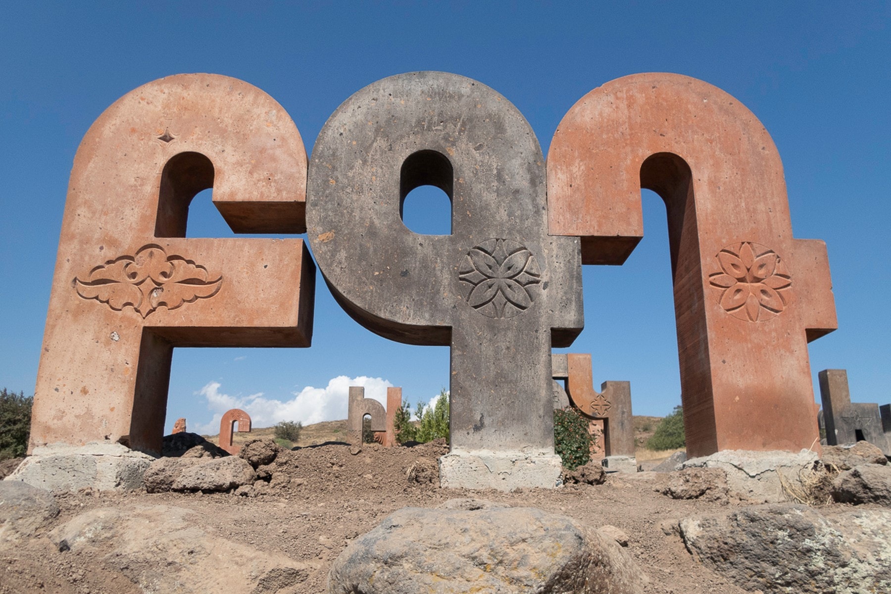 O Alfabeto Armênio: História, Estrutura e Funções